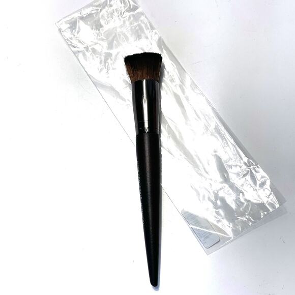 MAKE UP FOR EVER New Buffer Straight & Wavy Brush 154 - Picture 2 of 5